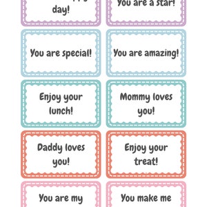 Może przedstawiać: Dziesięć kolorowych kartek z budującymi wiadomościami do lunchboxa. Wiadomości zawierają: "Have a happy day!" "You are a star!" "You are special!" "You are amazing!" "Enjoy your lunch!" "Mommy loves you!" "Daddy loves you!" "Enjoy your treat!" "You are my sunshine!" oraz "You make me happy!"