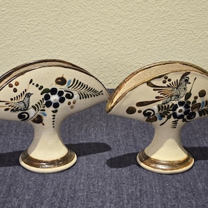 Paar Vintage Tonala Keramik fächerförmige handbemalte Serviettenhalter aus Mexiko signiert RS Vogelmotiv