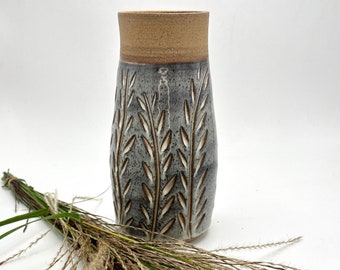 Carved vase in wheat pattern in frosted black