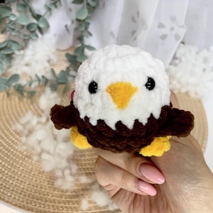 Gehäkelte Adler Plüsch - Weißkopfseeadler Spielzeug Geschenk für Papa | Symbolischer Mini Vogel Plüschier für Vatertag oder Schreibtisch Dekor