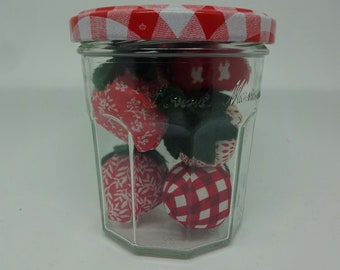 Pot de gelée de fraises farcies rouges