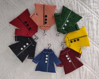 Mini ornement de manteau en feutre