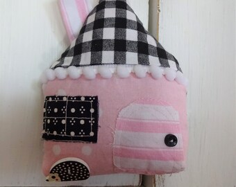 Ornement de chalet en tissu rose noir et blanc