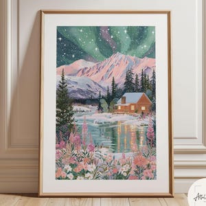 Puede incluir: Una lámina artística enmarcada que muestra un paisaje con una cabaña de madera junto a un lago, rodeada de flores silvestres rosas y blancas. Montañas nevadas se alzan al fondo bajo un cielo nocturno con auroras boreales verdes.