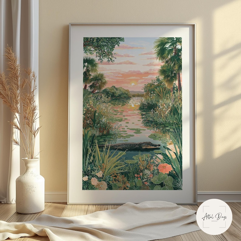 Puede incluir: Impresi&oacute;n art&iacute;stica enmarcada que representa una serena escena de pantano al atardecer. La obra presenta un caim&aacute;n en el agua, rodeado de exuberante vegetaci&oacute;n, palmeras y flores. El cielo est&aacute; pintado con c&aacute;lidos tonos rosados y anaranjados.