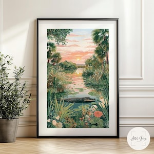 Puede incluir: Impresi&oacute;n art&iacute;stica enmarcada de una serena escena de pantano al atardecer. La obra presenta una representaci&oacute;n detallada de una masa de agua con un caim&aacute;n, rodeada de exuberante vegetaci&oacute;n, palmeras y flores coloridas. El cielo est&aacute; pintado con c&aacute;lidos tonos de naranja y rosa.