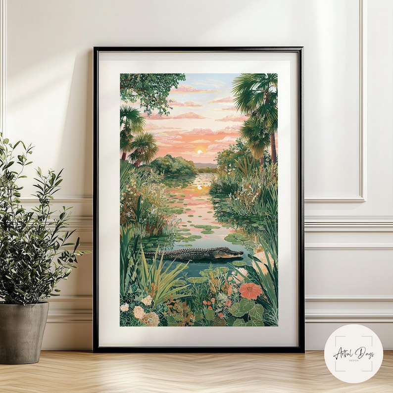 Puede incluir: Impresi&oacute;n art&iacute;stica enmarcada de una serena escena de pantano al atardecer. La obra presenta una representaci&oacute;n detallada de una masa de agua con un caim&aacute;n, rodeada de exuberante vegetaci&oacute;n, palmeras y flores coloridas. El cielo est&aacute; pintado con c&aacute;lidos tonos de naranja y rosa.