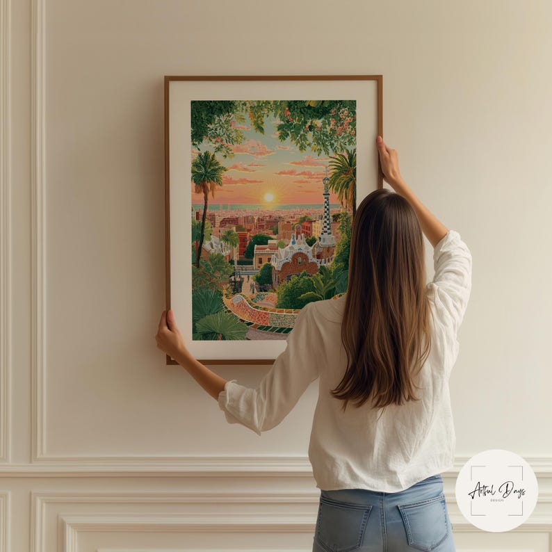 Pode incluir: Uma impress&atilde;o de arte emoldurada que retrata um p&ocirc;r do sol sobre uma cidade com palmeiras e edif&iacute;cios. A obra de arte utiliza cores quentes, incluindo laranja, rosa e verde. A impress&atilde;o &eacute; segurada contra uma parede branca.