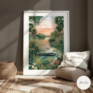 Puede incluir: Una impresi&oacute;n art&iacute;stica enmarcada representa una serena escena de pantano al atardecer. La obra presenta un caim&aacute;n en el agua, rodeado de exuberante vegetaci&oacute;n, nen&uacute;fares y flores coloridas. El cielo est&aacute; pintado con c&aacute;lidos tonos naranja y rosa.