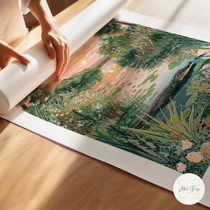 Puede incluir: Una impresi&oacute;n art&iacute;stica detallada que presenta un cocodrilo en una exuberante escena de pantano verde con una puesta de sol en el fondo. La obra de arte se est&aacute; desenrollando sobre una superficie de madera. La impresi&oacute;n tiene un borde blanco y una firma en la esquina inferior derecha.