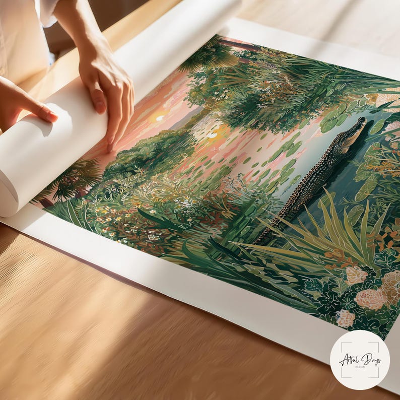Puede incluir: Una impresi&oacute;n art&iacute;stica detallada que presenta un cocodrilo en una exuberante escena de pantano verde con una puesta de sol en el fondo. La obra de arte se est&aacute; desenrollando sobre una superficie de madera. La impresi&oacute;n tiene un borde blanco y una firma en la esquina inferior derecha.