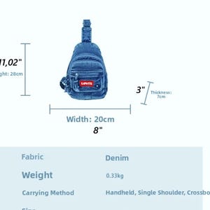 K&ouml;nnte beinhalten: Jeans-Umh&auml;ngetasche mit kleiner Fronttasche und rotem Levi's-Etikett. Die Tasche ist 28 cm hoch, 20 cm breit und 7 cm dick. Sie kann in der Hand, &uuml;ber der Schulter oder als Umh&auml;ngetasche getragen werden.