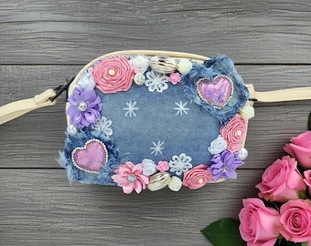 Borsa a tracolla in denim ricamato e ecopelle, Borsa in denim ricamato, Borsa in denim riciclato, Borsa in denim upcycled, Borsa in denim ricamato