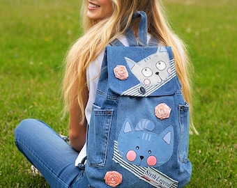 Zaino in denim riciclato da donna, zaino in jeans riciclato, zaino da viaggio in jeans blu riciclato con gatti, zaino in jeans