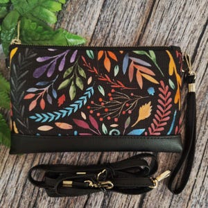 Bolsa transversal de pulso, carteira transversal de pulso, bolsa transversal de cor cottagecore escura, bolsa de pulso vegana, bolsa transversal com estampa floral boho, bolsa preta