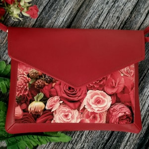 Bolso de mano vegano grande con sobre rojo, bolso con rosas, bolso de piel sintética con rosetas rojas y rosas, bolso bandolera bohemio con rosas y estampado floral, bolso tipo cartera en color rojo cereza