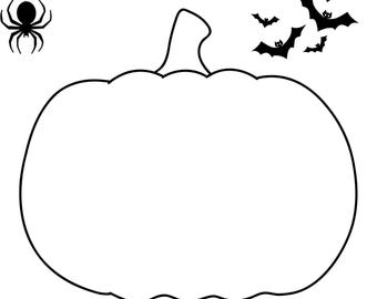 Könnte beinhalten: Eine schwarz-weiße druckbare Halloween-Malvorlage mit einem Kürbis mit einem leeren Platz zum Zeichnen. Die Seite enthält auch eine Spinne, Fledermäuse und ein Spukhaus.