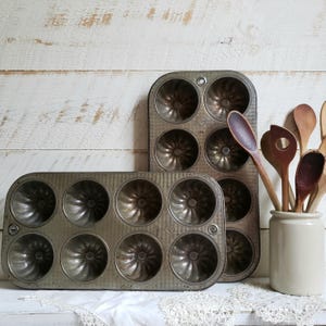 turk&#39;s head muffin tin with 8 fluted cups , vintage farmhouse kitchenalia tinware , bakery decor , food photo prop