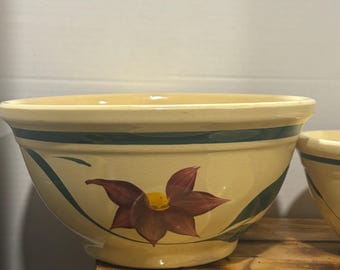 1950-talet, veteranbilder, 5 samlarobjekt av typen Starflower, Watt Pottery. Inkluderar skålar nr 5, 7 och 9. Handmålade vinröda blommor med fem kronblad.