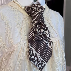 Collar con corbata marrón y crema &quot;Sin remordimientos&quot; con perlas