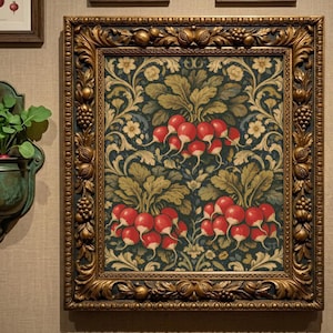 Op de afbeelding: Een rechthoekig wandkunstwerk met een herhalend botanisch patroon van rode radijzen met groene bladeren en kleine witte bloemen op een donkere achtergrond, gevat in een sierlijke, uitgesneden gouden lijst met fruit- en wijnrankmotieven.