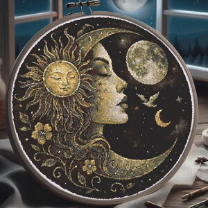 Könnte beinhalten: Ein runder Stickrahmen mit einem Kreuzstichmotiv, das ein Profilgesicht zeigt, das mit einer Mondsichel verschmilzt. Das Bild zeigt eine goldene Sonne mit Gesicht, einen Vollmond, einen kleinen Vogel und florale Elemente auf schwarzem Grund.