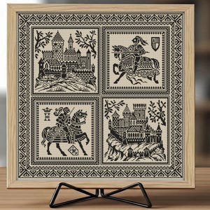 Könnte beinhalten: Gerahmtes Kreuzstich-Kunstwerk mit vier Tafeln mit mittelalterlichen Themen. Die Tafeln zeigen Burgen, Ritter zu Pferd und dekorative Bordüren, alles in Schwarz und Creme. Das Kunstwerk wird auf einem schwarzen Metallständer präsentiert.