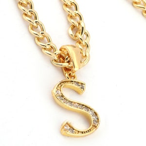 Collar con letra S de piedra de circonita bañada en oro