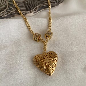 Colar banhado a ouro com duas letras e coração