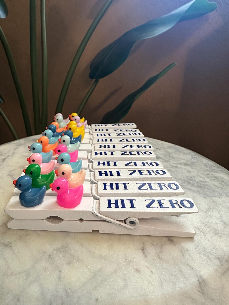 CNYMANY 50 Set Cheer Pins Spirit Clips, Houten Cheer Wasknijpers voor Rugzakken Decoraties Inclusief Mini DIY Hars Eend Brillen Gekleurde Kralen Bogen voor Cheer Team Cadeaus
