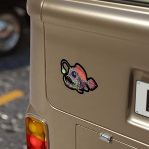 Lebhafter gestanzter Outdoor-Aufkleber - Buntes Angler-Fisch-Design für Auto, Laptop, Wasserflasche, Wohnkultur, Geschenkidee, lustiges Zubehör
