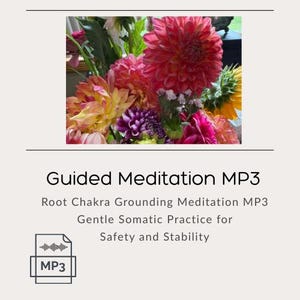 Puede incluir: Un vibrante ramo de dalias en tonos rojos, rosas, amarillos y morados. La imagen incluye el texto "Guided Meditation MP3" y detalles sobre el enfoque de la meditación en el chakra raíz, la seguridad y la estabilidad.