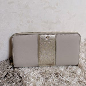 Cartera informal Y2K KATE SPADE New York con cremallera en color crema dorado metalizado neutro