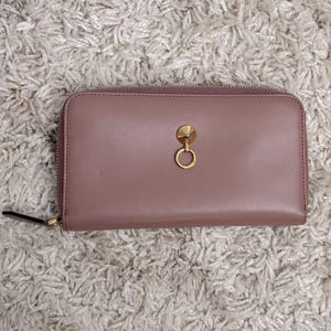 Cartera larga de lujo con cremallera FENDI By the Way de piel rosa ruborizada