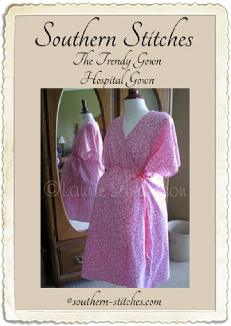 Puede incluir: Una bata de hospital de estampado floral rosa y blanco con estilo de envoltura y un lazo en la cintura. La bata est&aacute; en un maniqu&iacute; en una habitaci&oacute;n con un espejo. El texto "Southern Stitches The Trendy Gown Hospital Gown" est&aacute; en la parte superior de la imagen.