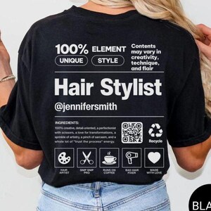 K&ouml;nnte beinhalten: Ein schwarzes T-Shirt mit wei&szlig;em Text und Grafiken auf der R&uuml;ckseite. Das Design imitiert ein N&auml;hrwertetikett mit dem Text Hair Stylist, @jennifersmith, und einer Zutatenliste. Es enth&auml;lt Symbole f&uuml;r eine Palette, Schere, Kaffee, F&ouml;hn und Herz.