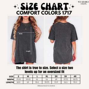K&ouml;nnte beinhalten: Gr&ouml;&szlig;entabelle f&uuml;r Comfort Colors 1717 T-Shirts. Die Tabelle zeigt die Ma&szlig;e in Zoll f&uuml;r die Gr&ouml;&szlig;en S bis 4XL. Das T-Shirt wird auf einem Model von vorne und hinten gezeigt. Der Text besagt, dass das Shirt der Gr&ouml;&szlig;e entspricht.