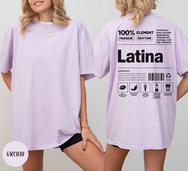 Może przedstawiać: Jasnofioletowa koszulka oversize z napisem "Latina" wydrukowanym na czarno z tyłu. Koszulka zawiera dodatkowy tekst i grafikę, w tym słowa "100% ELEMENT" i "PASSION RHYTHM". Z przodu nadrukowana jest nazwa marki "ORCHIO".