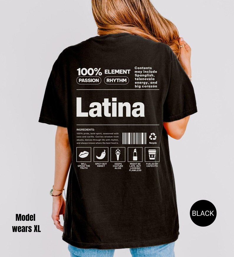 Może przedstawiać: Czarny t-shirt z napisem "Latina" dużymi białymi literami. Koszulka zawiera tekst i grafikę, w tym "100% Element" i ikony składnik&oacute;w. Modelka nosi rozmiar XL.