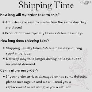 K&ouml;nnte beinhalten: Eine hellgraue Informationsgrafik mit dem Titel Shipping Time und dem Markennamen WEARABLE FACTS in der Ecke. Sie enth&auml;lt Details zu Produktionszeiten von 2-5 Werktagen, Versandzeiten von 3-5 Werktagen sowie Informationen zu R&uuml;ckgaberichtlinien.