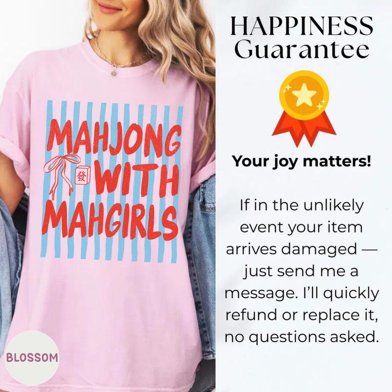 Peut inclure: Un t-shirt rose clair avec un motif &agrave; rayures verticales bleu clair et le texte rouge "MAHJONG WITH MAHGIRLS", accompagn&eacute; d'une petite illustration d'une tuile de mah-jong et d'un ruban rouge. Le t-shirt est port&eacute; avec une veste en jean bleu.