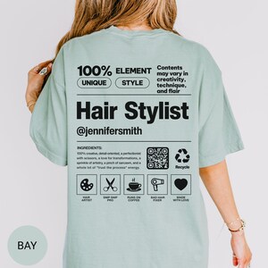K&ouml;nnte beinhalten: Ein hellgr&uuml;nes T-Shirt mit einer schwarzen Grafik auf der R&uuml;ckseite, die einem Produktetikett &auml;hnelt. Der Text lautet 100% ELEMENT UNIQUE STYLE, Hair Stylist, @jennifersmith, und enth&auml;lt Inhaltsstoffe, einen QR-Code und Friseur-Symbole.