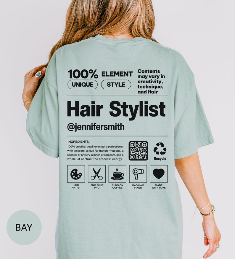 K&ouml;nnte beinhalten: Ein hellgr&uuml;nes T-Shirt mit einer schwarzen Grafik auf der R&uuml;ckseite, die einem Produktetikett &auml;hnelt. Der Text lautet 100% ELEMENT UNIQUE STYLE, Hair Stylist, @jennifersmith, und enth&auml;lt Inhaltsstoffe, einen QR-Code und Friseur-Symbole.