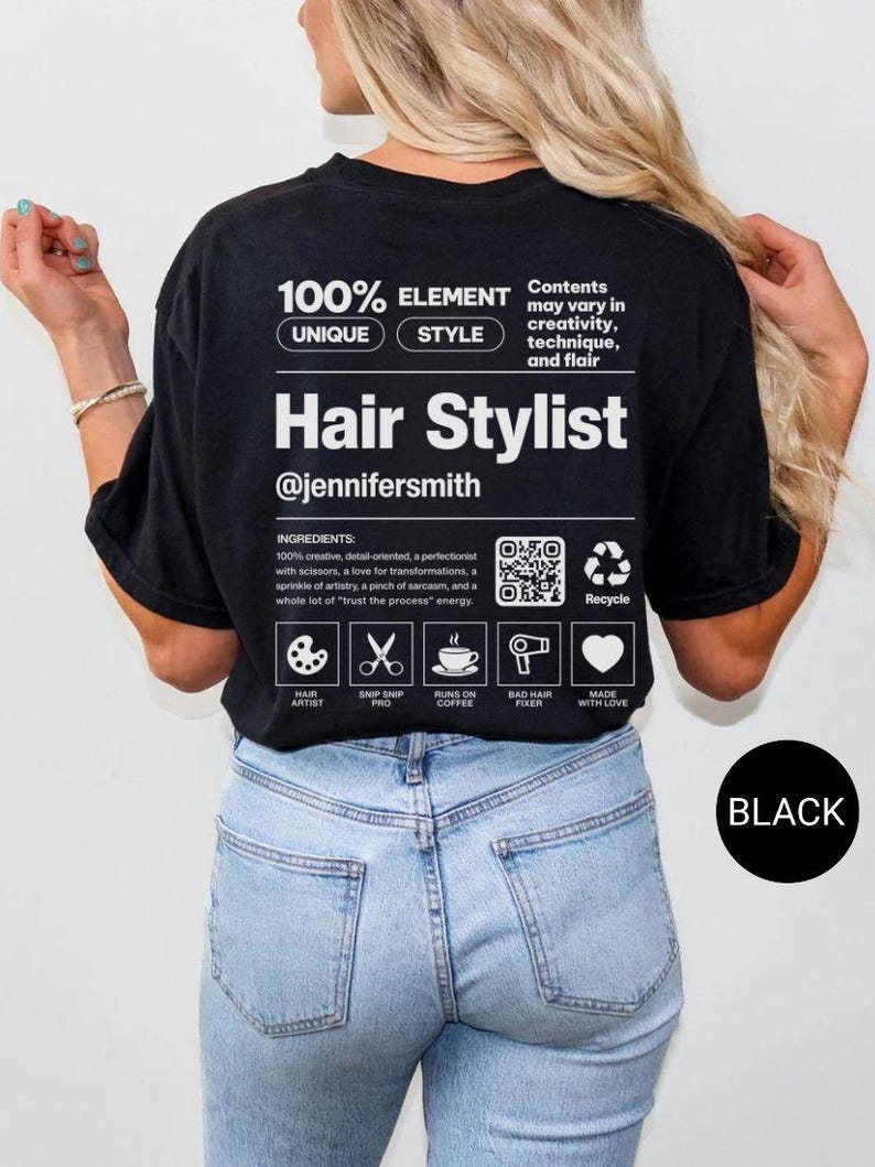 K&ouml;nnte beinhalten: Ein schwarzes T-Shirt mit wei&szlig;em Text und Grafiken auf der R&uuml;ckseite. Das Design imitiert ein N&auml;hrwertetikett mit dem Text Hair Stylist, @jennifersmith, und einer Zutatenliste. Es enth&auml;lt Symbole f&uuml;r eine Palette, Schere, Kaffee, F&ouml;hn und Herz.