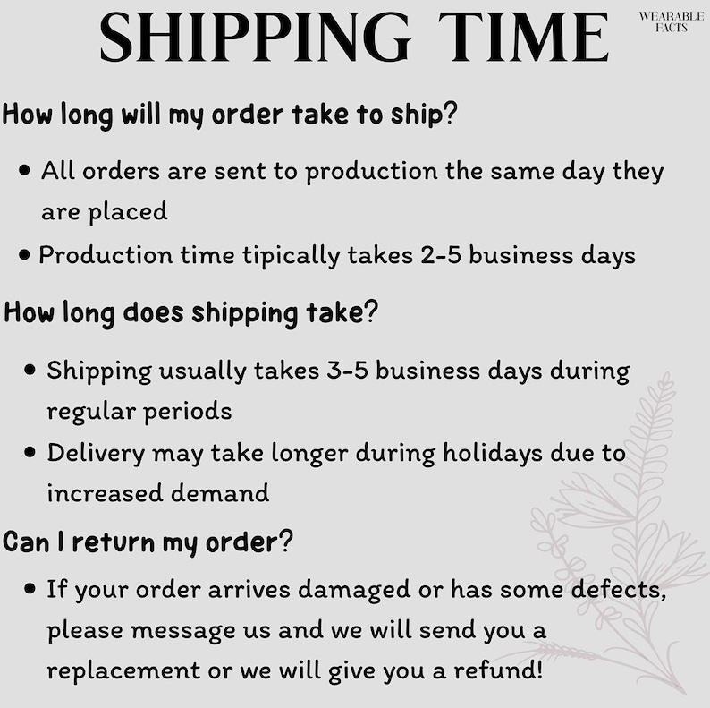 K&ouml;nnte beinhalten: Eine hellgraue Infografik mit der &Uuml;berschrift SHIPPING TIME und schwarzem Text, der Produktions- und Versandzeiten sowie eine R&uuml;ckgaberichtlinie f&uuml;r besch&auml;digte Artikel erl&auml;utert, erg&auml;nzt durch eine florale Strichzeichnung unten rechts.
