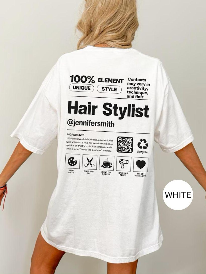 K&ouml;nnte beinhalten: Ein wei&szlig;es T-Shirt mit schwarzem Text und Grafiken auf der R&uuml;ckseite. Das Design &auml;hnelt einem Produktetikett mit dem Text 100% ELEMENT UNIQUE STYLE, Hair Stylist, @jennifersmith, und einer Zutatenliste mit Symbolen f&uuml;r Palette, Schere, Kaffee, Haartrockner und Herz.