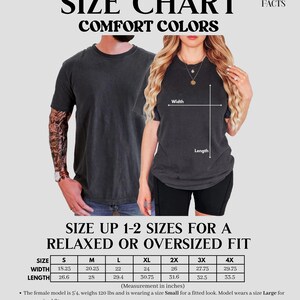 K&ouml;nnte beinhalten: Eine Gr&ouml;&szlig;entabelle f&uuml;r Comfort Colors T-Shirts mit einer Grafik von zwei Personen in dunkelgrauen T-Shirts. Die Tabelle zeigt Breiten- und L&auml;ngenma&szlig;e in Zoll f&uuml;r die Gr&ouml;&szlig;en S bis 4X sowie den Hinweis, f&uuml;r eine lockere Passform gr&ouml;&szlig;er zu w&auml;hlen.