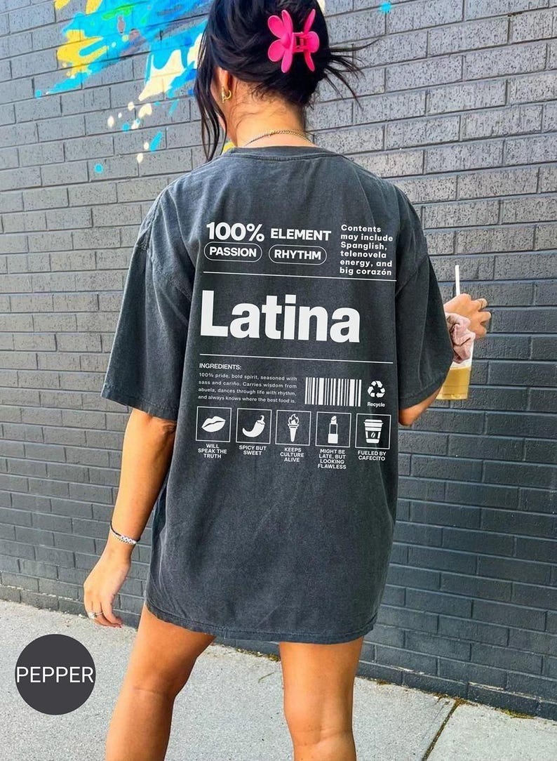 Może przedstawiać: Ciemnoszara koszulka z napisem "Latina" w kolorze białym. Koszulka ma graficzny wz&oacute;r ze słowami "100% Element" i "Passion Rhythm". Dodatkowy tekst zawiera "Składniki" i ikony.