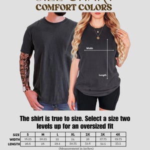 Puede incluir: Tabla de tallas para camisetas Comfort Colors. La tabla muestra las medidas en pulgadas para las tallas S a 4XL. El texto indica que la camiseta es fiel a la talla y que se deben elegir dos tallas m&aacute;s para un ajuste oversize. La modelo femenina mide 163 cm y usa Small.