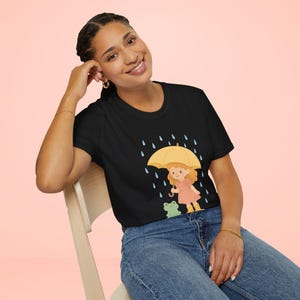 Camiseta linda de niña y rana / Camiseta con gráfico de temporada de lluvias / Camiseta kawaii con paraguas / Camiseta infantil de lluvia / Camiseta unisex de regalo / Camiseta de dibujos animados pastel